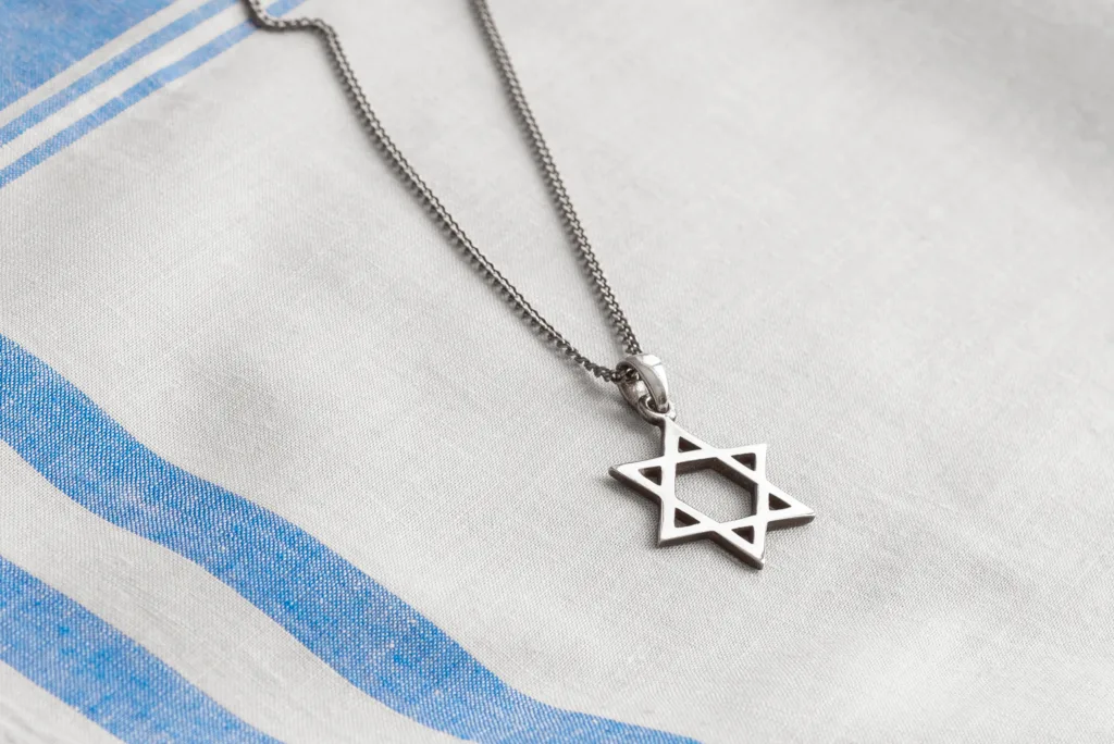 Star of David necklace, Magen David, on white-blue fabric - Conversion