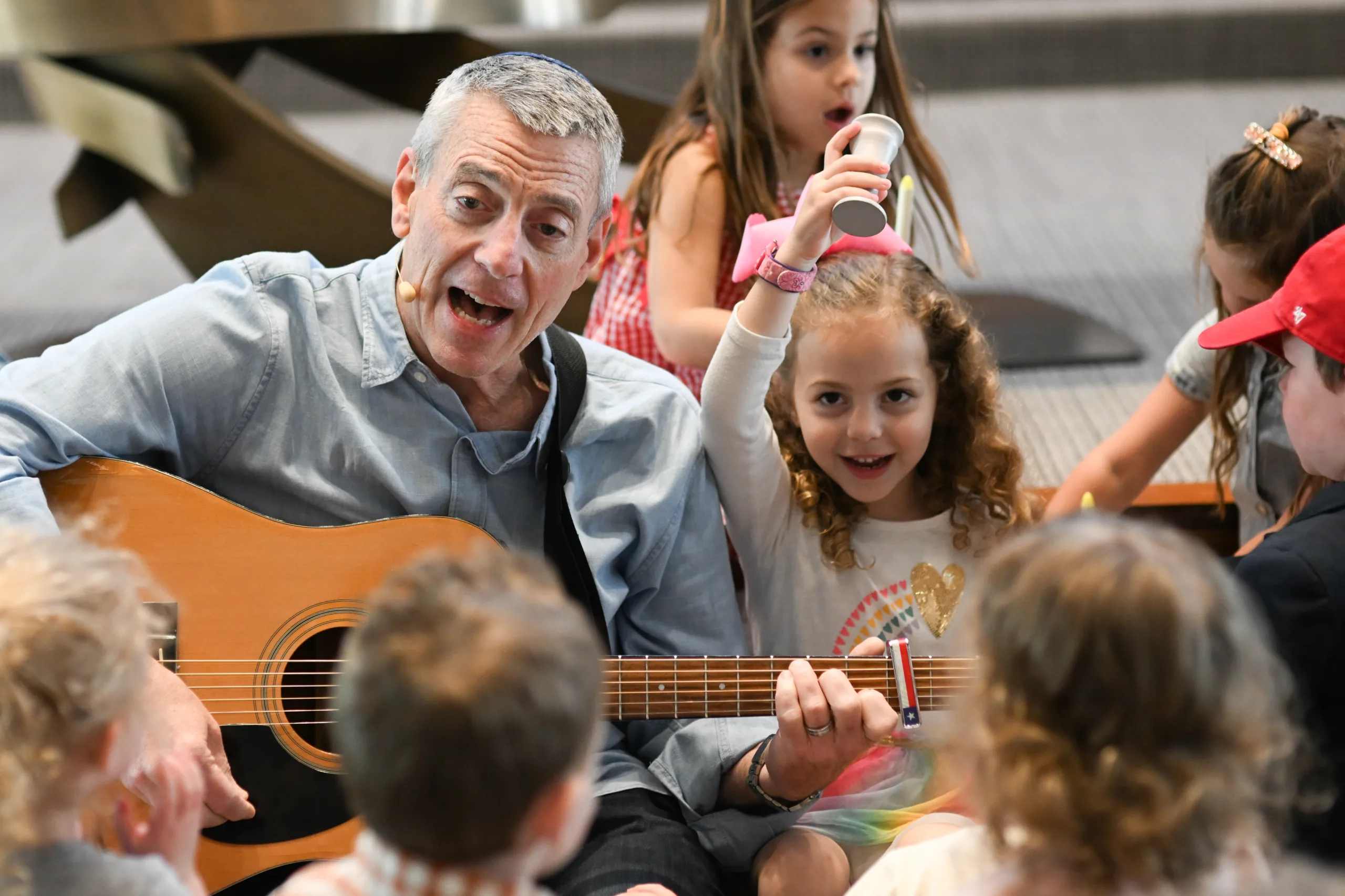 Rabbi Ron at Tot Shabbat
